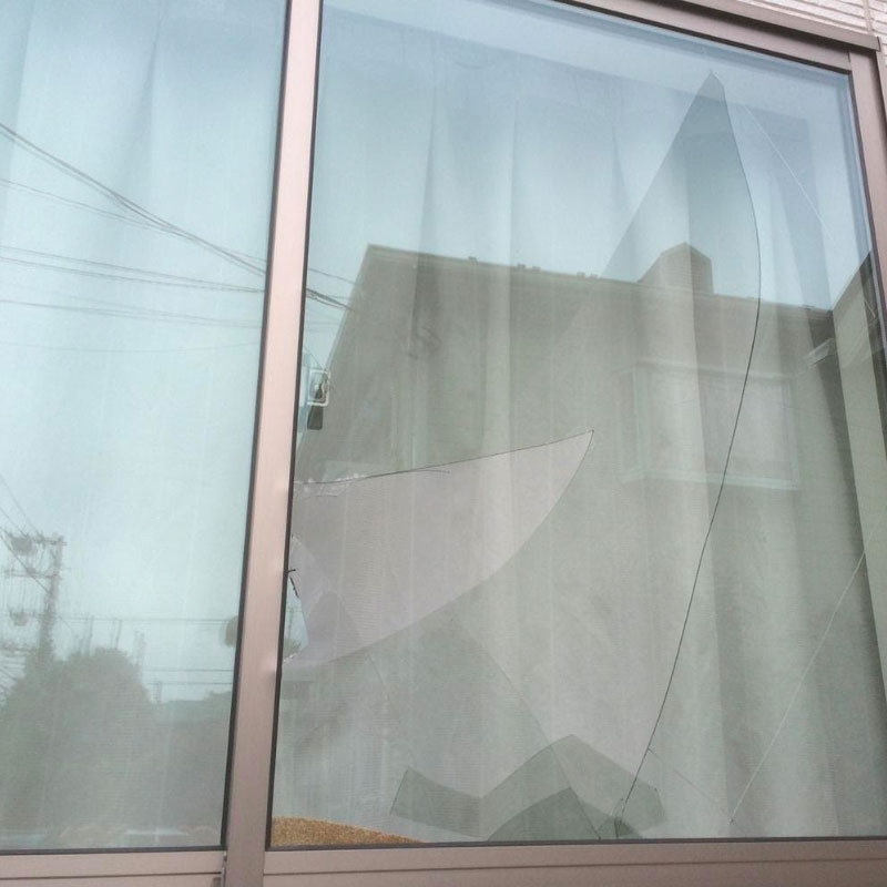 大磯町エリア戸建て複層遮熱ガラス泥棒被害によるガラスの割れかえ修理と障子窓のサッシの交換工事ビフォア画像