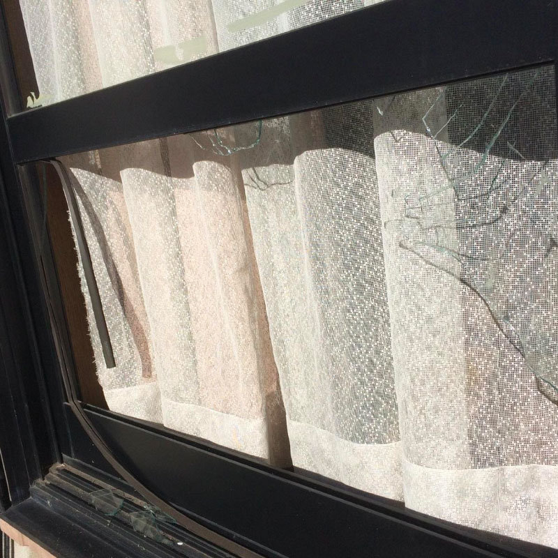 大和市深見西エリア戸建てベランダ窓透明3ミリガラス、子供が遊んでガラスが割れてしまった。ビフォア画像