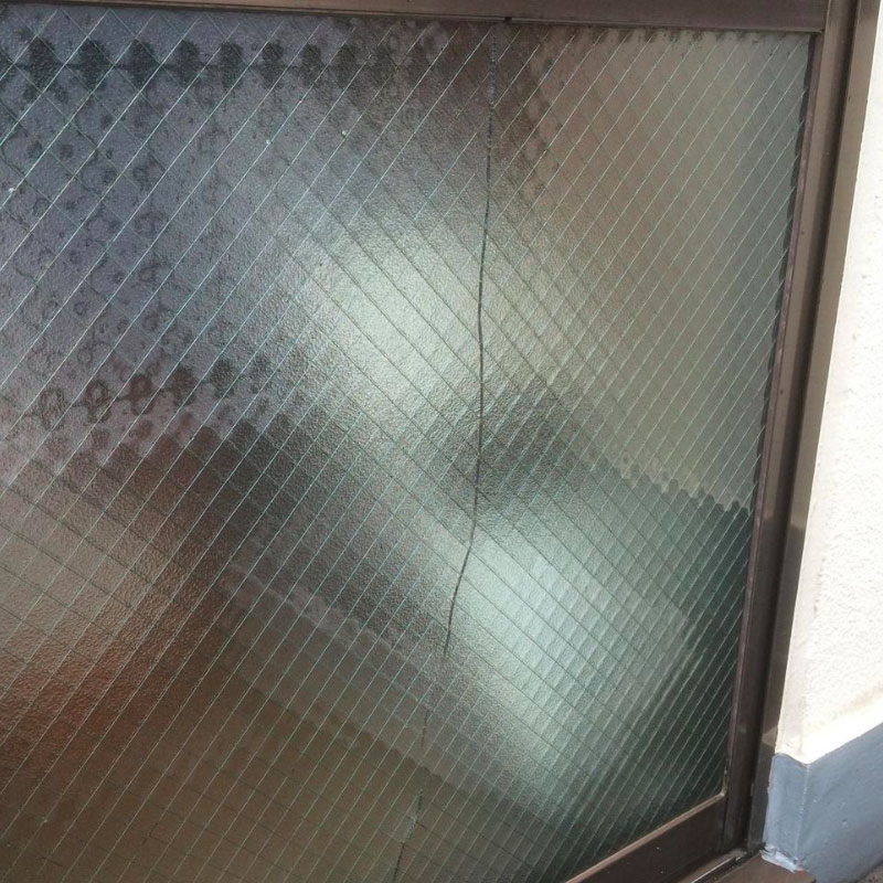 平塚市四之宮エリア、マンションのベランダガラスにヒビが入ってしまいガラスの割れ替え修理を行いました。ビフォア画像