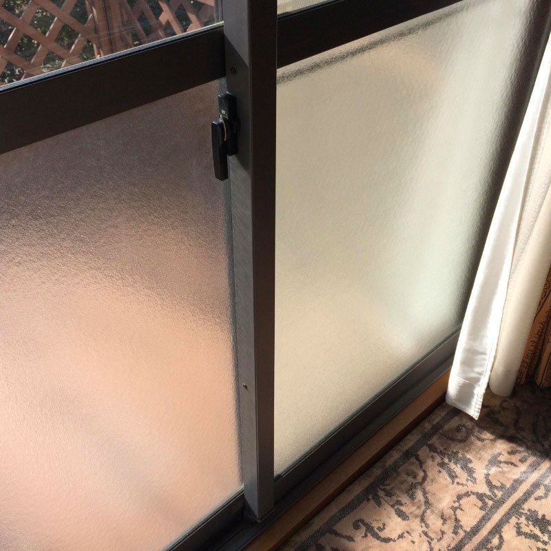 角田の戸建てベランダ窓ガラス、くもりガラスの割れかえ修理アフタ画像