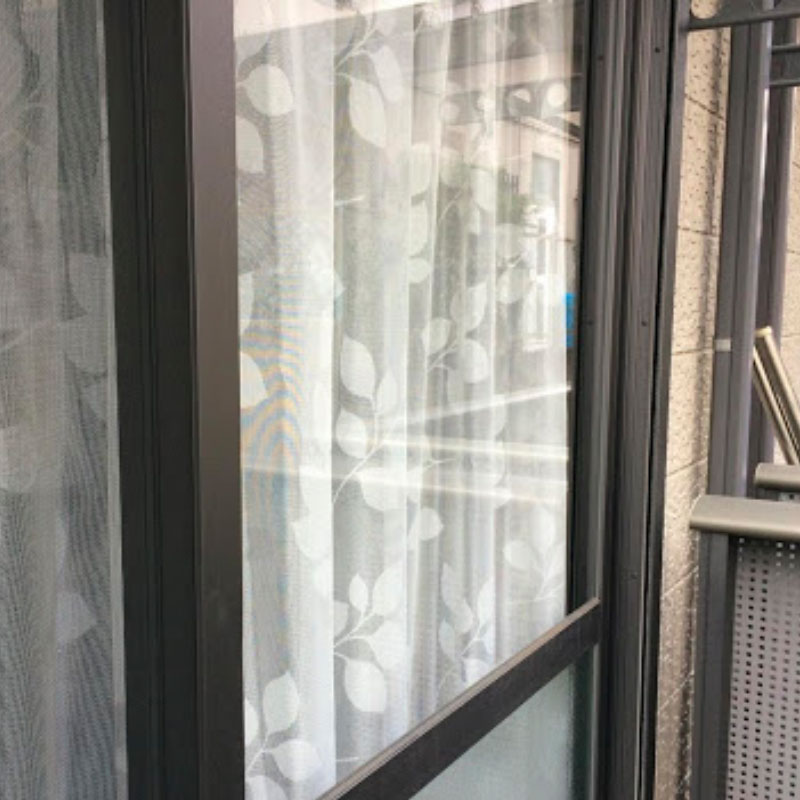 伊勢原市前波エリア、アパート、ベランダ透明ガラス割れ替え交換修理アフタ画像