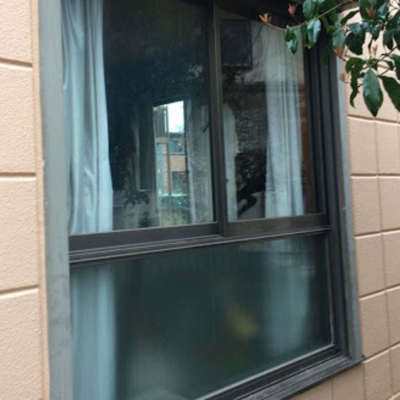 町田市相原町エリア、戸建て洋室腰高窓透明3ミリガラス割れ交換修理アフタ画像