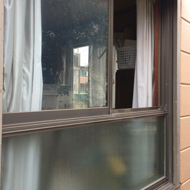 町田市相原町エリア、戸建て洋室腰高窓透明3ミリガラス割れ交換修理ビフォア画像