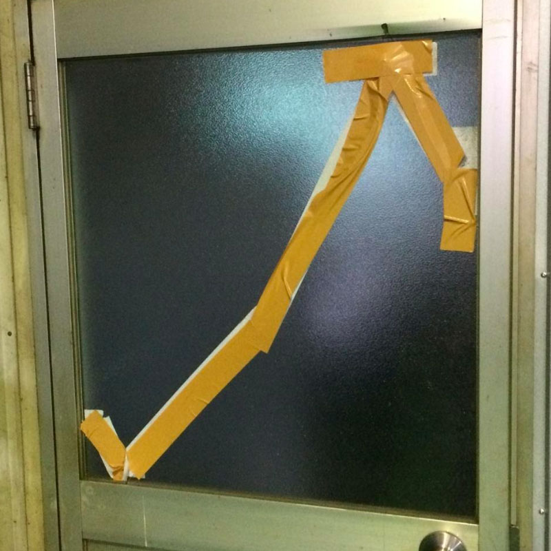 座間市栗原エリア、事務所、作業場ドア4ミリくもりガラスの割れかえ修理ビフォア画像