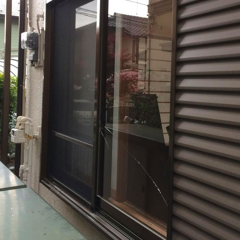 小田原市穴部エリア、戸建てベランダ透明ガラス空き巣被害によるガラス交換修理ビフォア画像