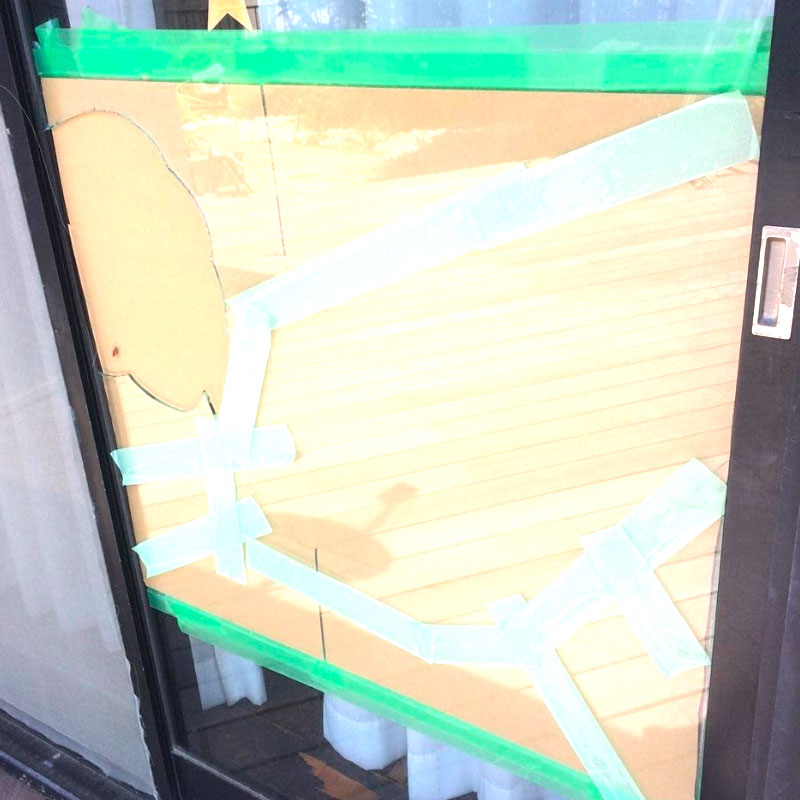 町田市小川エリア、戸建ベランダガラスの泥棒によるガラス割れからの防犯ガラスへガラス交換修理ビフォア画像