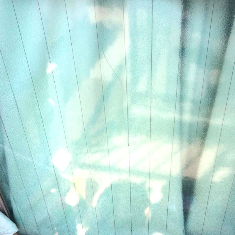 綾瀬市小園エリア、マンション、ベランダくもりワイヤーガラスのヒビ割れガラス交換修理ビフォア画像