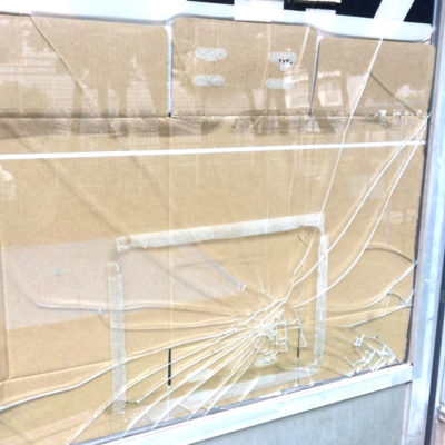 厚木市上落合エリア、施設、透明3ミリ、フィルム飛散防止付きガラスのガラス交換修理のお客様ビフォア画像