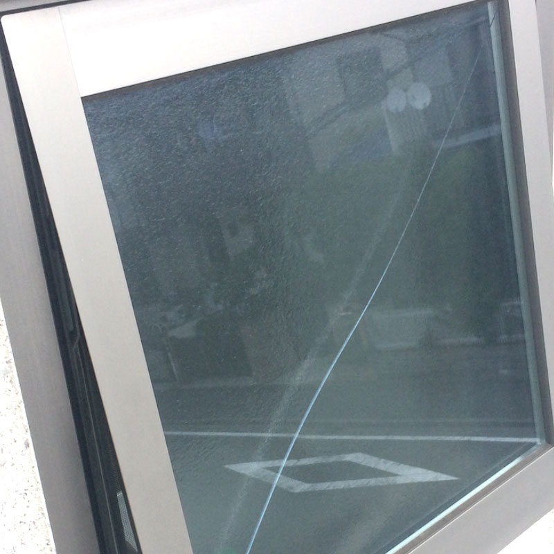 海老名市本郷エリア、戸建て複層遮熱ガラスのヒビ割れガラス交換修理ビフォア画像