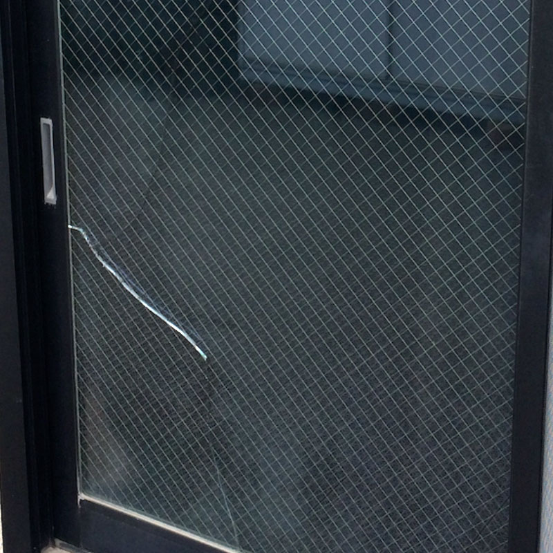 大和市福田エリア、戸建て、ベランダ透明ワイヤー複層ガラス「ペアマルチLow-e」熱割れ被害によるガラスヒビ割れ交換修理ビフォア画像