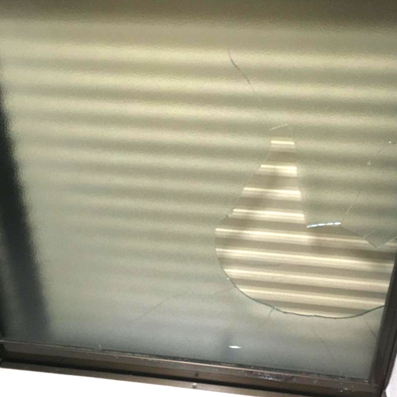 厚木市岡田エリア、アパート、ベランダくもり４mmガラス転んでぶつけた衝撃でガラスが割れてしまったのでガラス交換修理ビフォア画像