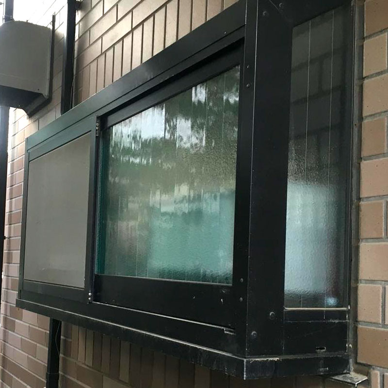 秦野市渋沢エリア、戸建て、キッチンくもりワイヤーガラスのヒビ割れガラス交換修理アフタ画像