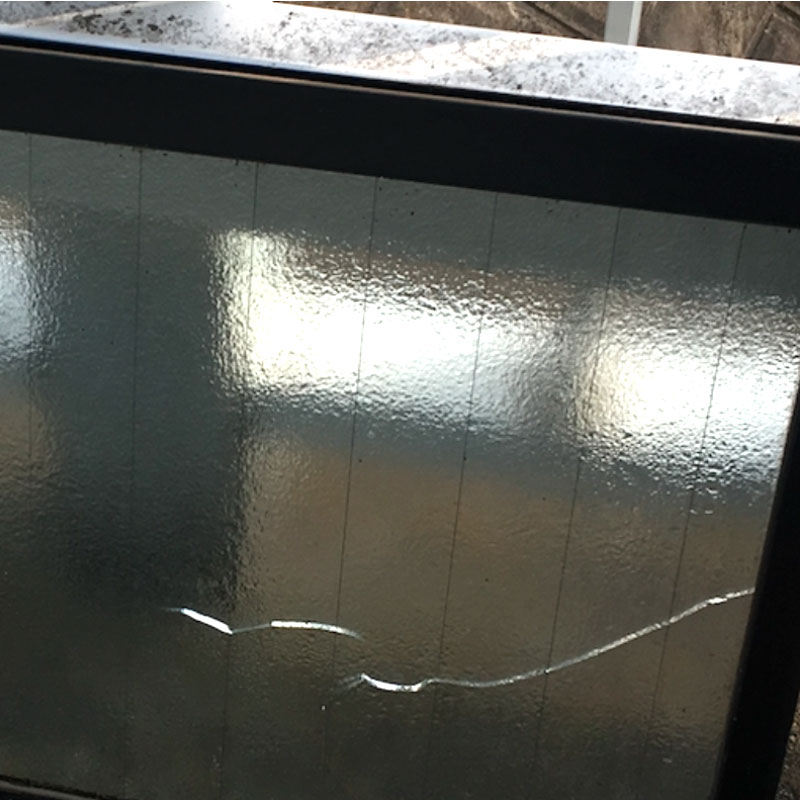 秦野市渋沢エリア、戸建て、キッチンくもりワイヤーガラスのヒビ割れガラス交換修理ビフォア画像