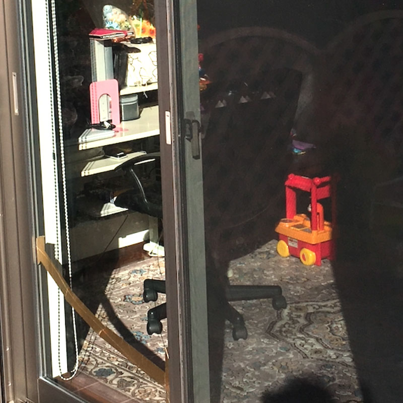 平塚市山下エリア、戸建て複層ガラス「ペアマルチ」、熱割れによるヒビ割れガラス修理ビフォア画像