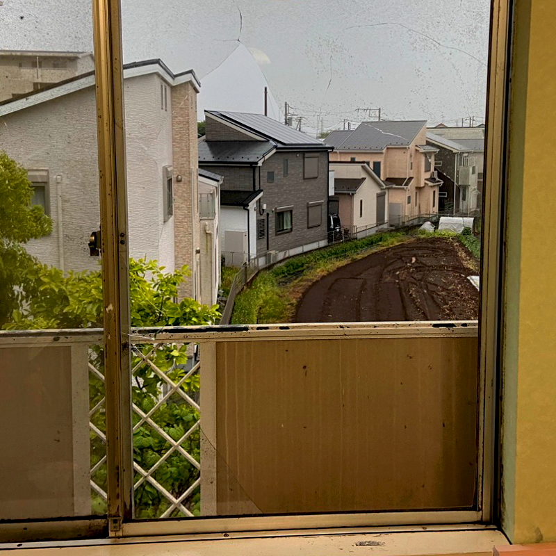 横浜市瀬谷区戸建て、透明3ミリガラスに物が当たってしまった為、ガラスの割れ替え修理です。ビフォア画像