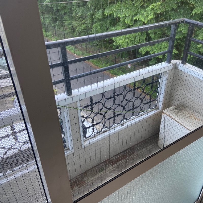 横浜市瀬谷区アパートの透明クロスワイヤー防火ガラス6.8ミリのガラスにヒビ割れ交換工事を行いました。ビフォア画像