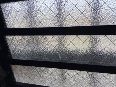 横浜市旭区エリアにて型菱網入りガラスが熱割れによる破損修理を行いましたビフォア画像