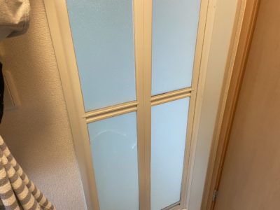横浜市栄区エリアにて浴室の折れ戸樹脂パネルが破損してしまい、修理をしましたビフォア画像