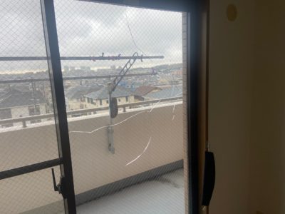 横浜市泉区エリアにて熱割れによる透明菱網入りガラスの修理を行いましたビフォア画像