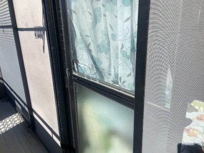 横浜市南区アリアにて空き巣被害による複層透明３ミリガラスの破損があり、修理しましたビフォア画像