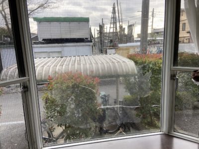 横浜市鶴見区エリアにて透明クロス網入りガラスの熱割れによる破損を修理しましたビフォア画像
