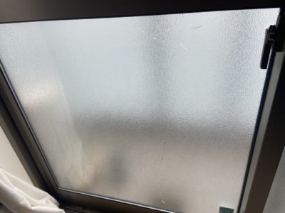 横浜市保土ヶ谷区エリアにて熱割れでヒビの入った防犯複層遮熱ガラスの修理を行いましたビフォア画像