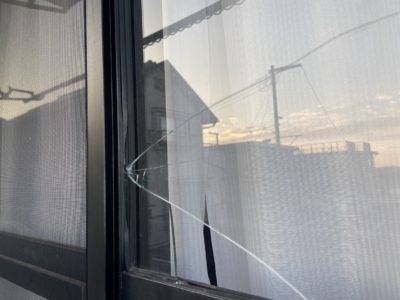 横浜市港南区エリアにて透明3ミリガラスの突発的な破損を修理しましたビフォア画像