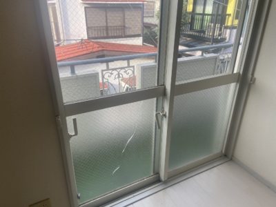 横浜市戸塚区エリアにて型菱ワイヤーガラスの熱割れによる破損の修理を行いましたビフォア画像