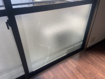 大和市エリアにてWKC型クロスワイヤーガラスの熱割れによる破損を修理しましたビフォア画像