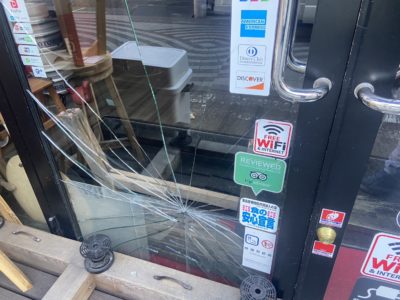 横浜市泉区エリアにて透明5ミリガラスの突発的な破損を修理しましたビフォア画像