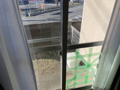 【横浜市依頼】マンションの窓ガラスを修理しましたビフォア画像