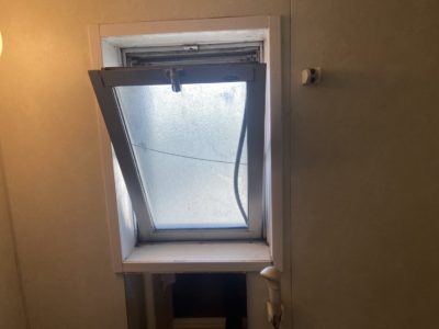 【横浜市依頼】アパートの浴室ガラスを修理しましたビフォア画像