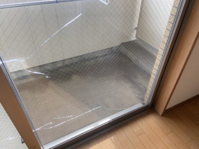 【横浜】マンションのベランダガラスを修理しましたビフォア画像