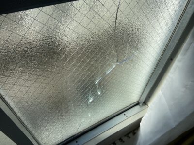 横浜エリアにてアパートのWKH型菱ワイヤーガラスの熱割れによる破損を修理しましたビフォア画像