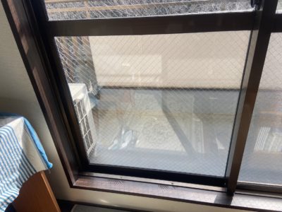 横浜市旭区エリアにてPHW透明菱ワイヤーガラスの熱割れによる破損を修理をしましたアフタ画像