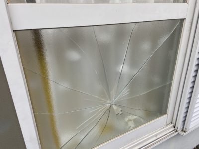 【大和市依頼】アパートの透明ガラスを修理しましたビフォア画像