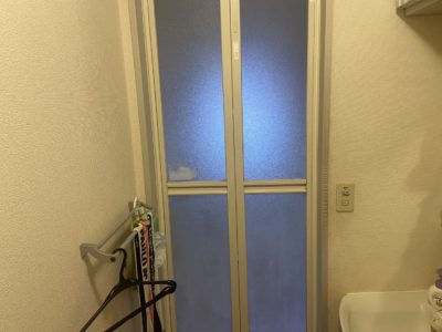 横浜市保土ヶ谷区エリアにて浴室の樹脂パネルは破損したため交換作業を行いましたビフォア画像