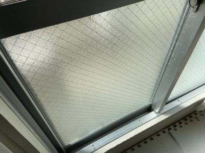 横浜エリアにてアパートのWKH型菱ワイヤーガラスの熱割れによる破損を修理しましたアフタ画像