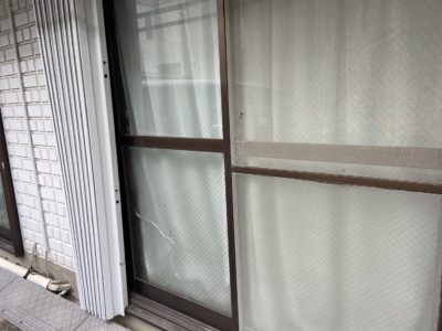 【横浜】アパートの窓ガラスを修理しましたビフォア画像