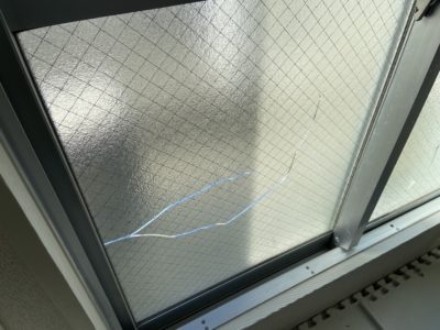 横浜エリアにてアパートのWKH型菱ワイヤーガラスの熱割れによる破損を修理しましたビフォア画像