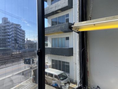 【横浜】マンションの窓ガラスを修理しました！ビフォア画像