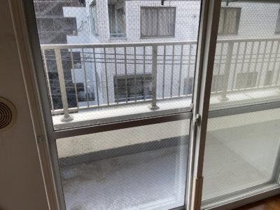 【横浜】マンションの窓ガラスを修理しましたビフォア画像