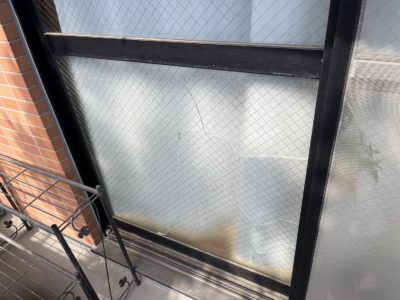 【横浜】窓ガラスを修理しましたビフォア画像
